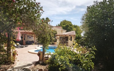 Chalet con apartamento de invitados, piscina y amplias zonas exteriores en Santa Clara, Altea